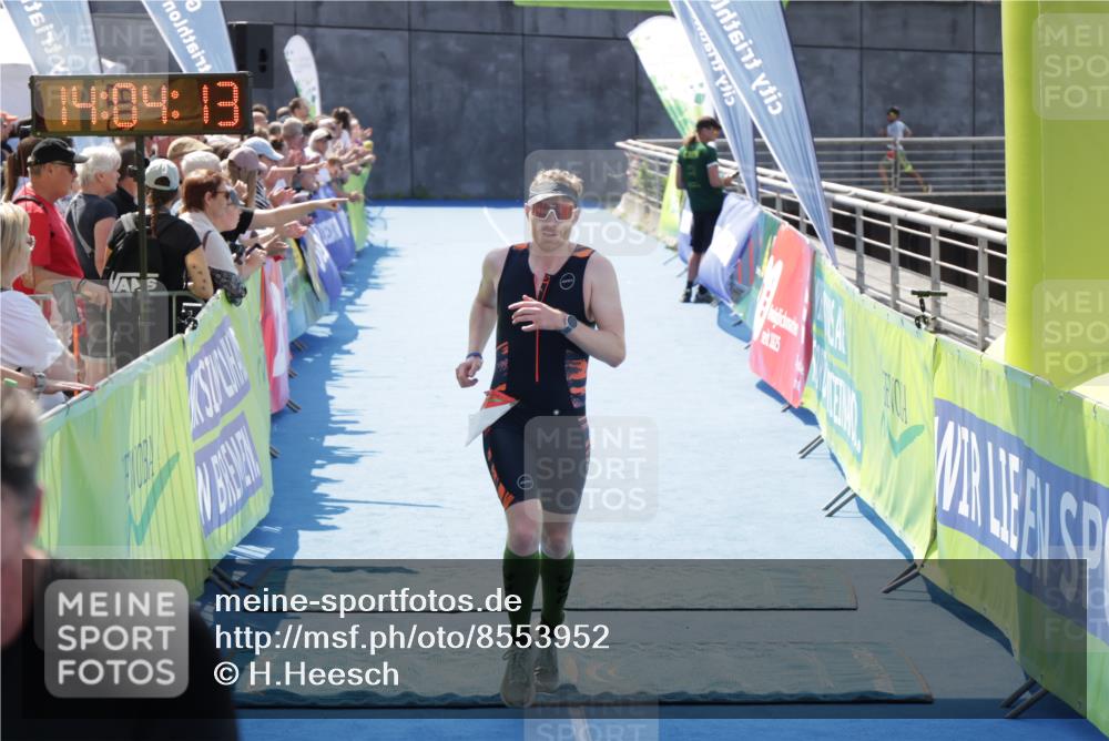 10.08.2025 - GEWOBA Citytriathlon Bremen H.Heesch http://msf.ph/oto/8553952 10.08.2025 14:04:17 Ziel 748, 793, 871 meine-sportfotos.de