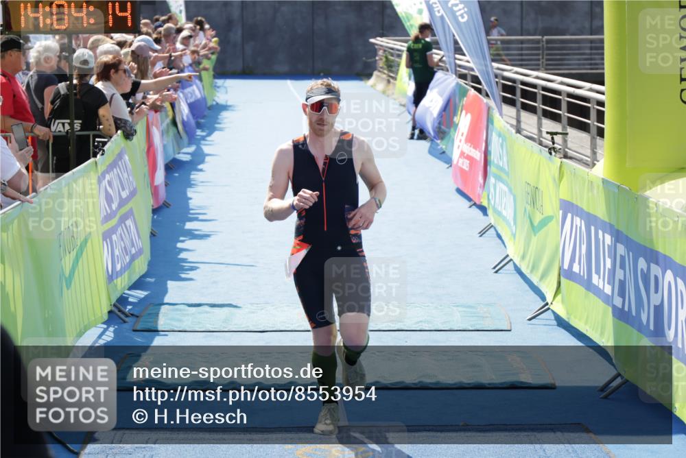 10.08.2025 - GEWOBA Citytriathlon Bremen H.Heesch http://msf.ph/oto/8553954 10.08.2025 14:04:17 Ziel 748, 793, 871 meine-sportfotos.de