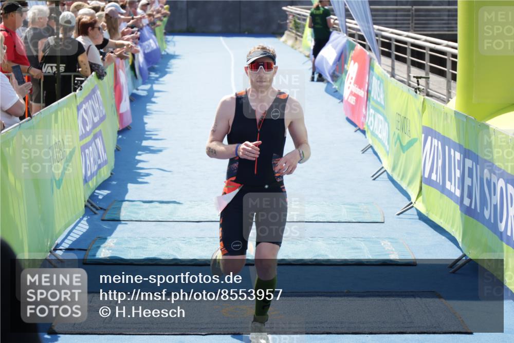10.08.2025 - GEWOBA Citytriathlon Bremen H.Heesch http://msf.ph/oto/8553957 10.08.2025 14:04:18 Ziel 793, 871 meine-sportfotos.de