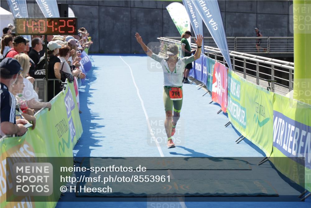 10.08.2025 - GEWOBA Citytriathlon Bremen H.Heesch http://msf.ph/oto/8553961 10.08.2025 14:04:29 Ziel 769 meine-sportfotos.de