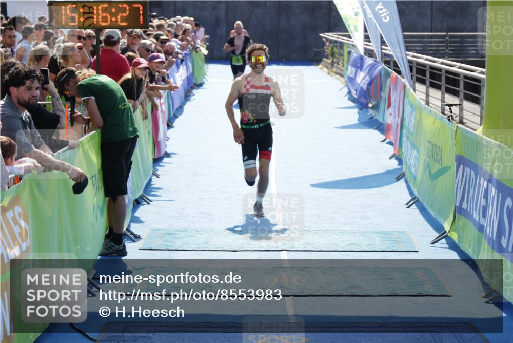 10.08.2025 - GEWOBA Citytriathlon Bremen H.Heesch http://msf.ph/oto/8553983 10.08.2025 15:16:31 Ziel 75, 93, 191, 488 meine-sportfotos.de