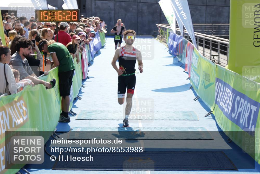10.08.2025 - GEWOBA Citytriathlon Bremen H.Heesch http://msf.ph/oto/8553988 10.08.2025 15:16:32 Ziel 75, 93, 191, 488 meine-sportfotos.de