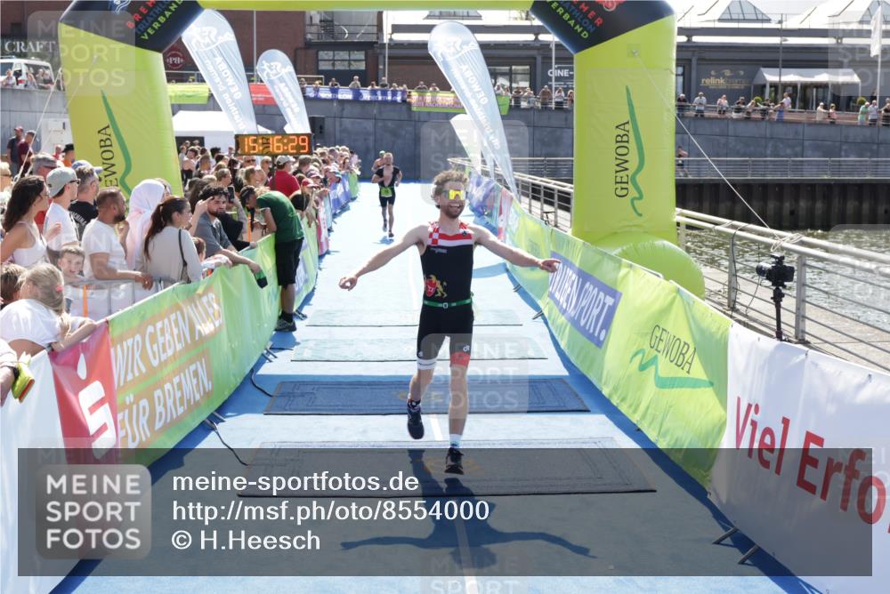 10.08.2025 - GEWOBA Citytriathlon Bremen H.Heesch http://msf.ph/oto/8554000 10.08.2025 15:16:33 Ziel 75, 93, 191, 488 meine-sportfotos.de