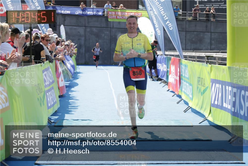 10.08.2025 - GEWOBA Citytriathlon Bremen H.Heesch http://msf.ph/oto/8554004 10.08.2025 14:04:54 Ziel 816, 856, 914 meine-sportfotos.de