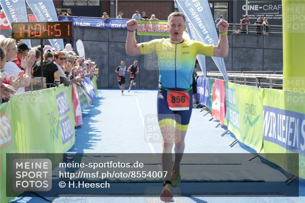 10.08.2025 - GEWOBA Citytriathlon Bremen H.Heesch http://msf.ph/oto/8554007 10.08.2025 14:04:55 Ziel 816, 856, 914 meine-sportfotos.de