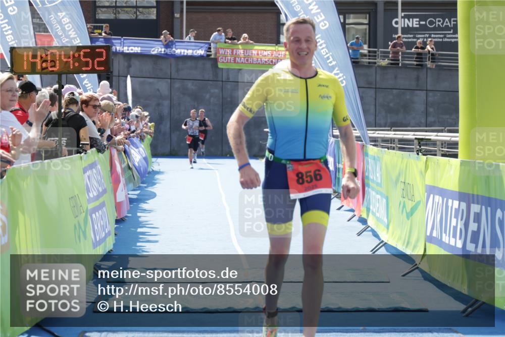 10.08.2025 - GEWOBA Citytriathlon Bremen H.Heesch http://msf.ph/oto/8554008 10.08.2025 14:04:55 Ziel 816, 856, 914 meine-sportfotos.de