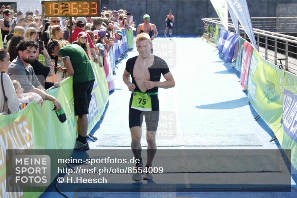 10.08.2025 - GEWOBA Citytriathlon Bremen H.Heesch http://msf.ph/oto/8554009 10.08.2025 15:16:37 Ziel 75, 191, 197 meine-sportfotos.de