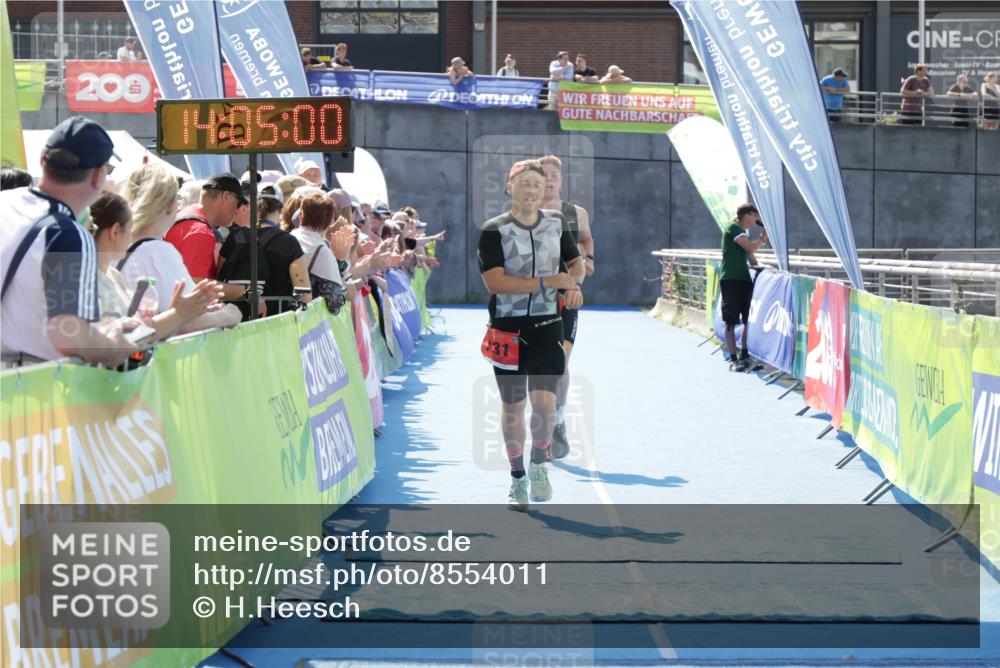 10.08.2025 - GEWOBA Citytriathlon Bremen H.Heesch http://msf.ph/oto/8554011 10.08.2025 14:05:03 Ziel 674, 731 meine-sportfotos.de
