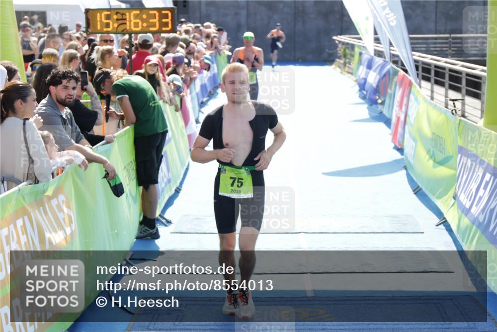 10.08.2025 - GEWOBA Citytriathlon Bremen H.Heesch http://msf.ph/oto/8554013 10.08.2025 15:16:37 Ziel 75, 191, 197 meine-sportfotos.de
