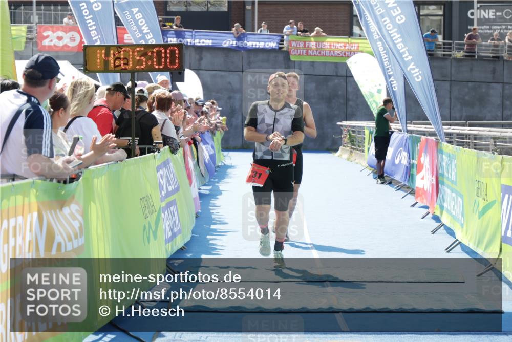 10.08.2025 - GEWOBA Citytriathlon Bremen H.Heesch http://msf.ph/oto/8554014 10.08.2025 14:05:04 Ziel 674, 731 meine-sportfotos.de