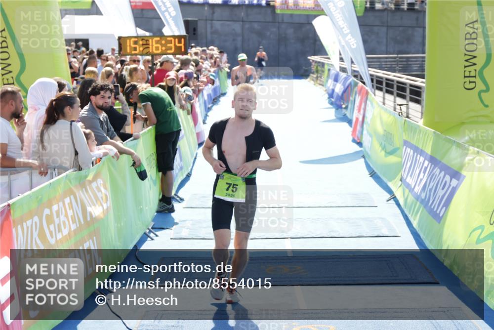 10.08.2025 - GEWOBA Citytriathlon Bremen H.Heesch http://msf.ph/oto/8554015 10.08.2025 15:16:38 Ziel 75, 191, 197 meine-sportfotos.de