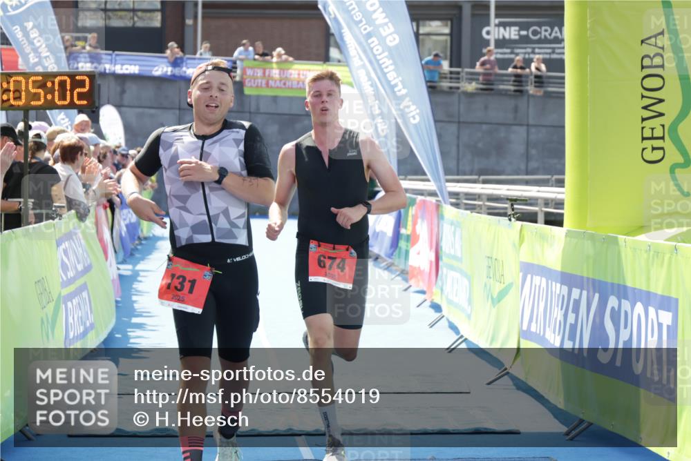 10.08.2025 - GEWOBA Citytriathlon Bremen H.Heesch http://msf.ph/oto/8554019 10.08.2025 14:05:05 Ziel 674, 731 meine-sportfotos.de