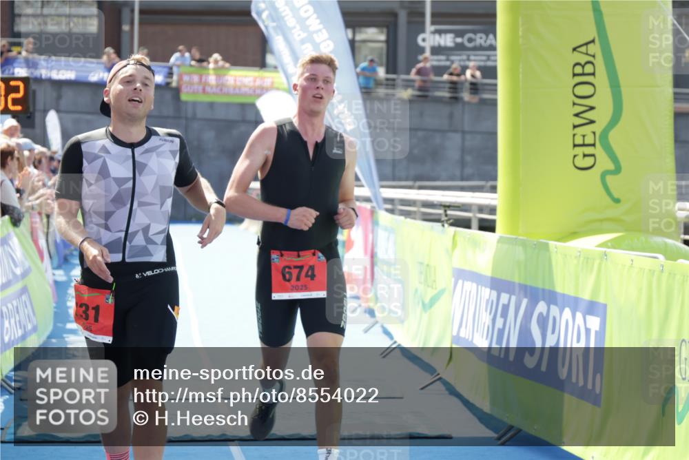 10.08.2025 - GEWOBA Citytriathlon Bremen H.Heesch http://msf.ph/oto/8554022 10.08.2025 14:05:06 Ziel 674, 731 meine-sportfotos.de