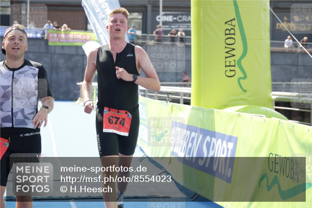 10.08.2025 - GEWOBA Citytriathlon Bremen H.Heesch http://msf.ph/oto/8554023 10.08.2025 14:05:06 Ziel 674, 731 meine-sportfotos.de