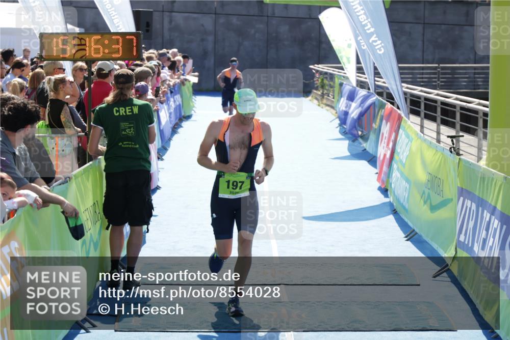 10.08.2025 - GEWOBA Citytriathlon Bremen H.Heesch http://msf.ph/oto/8554028 10.08.2025 15:16:41 Ziel 4, 75, 197 meine-sportfotos.de
