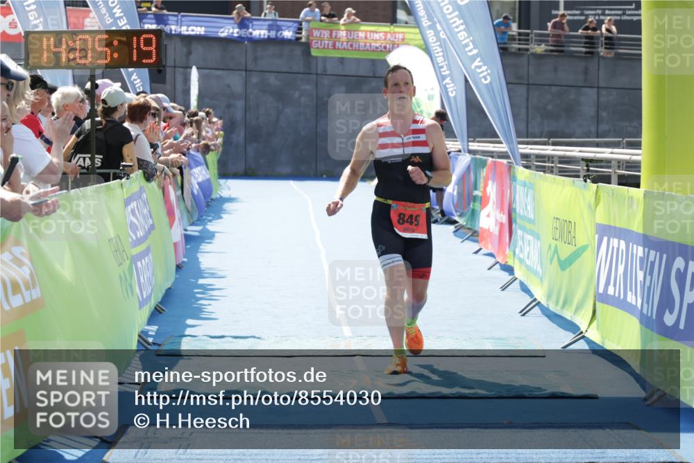 10.08.2025 - GEWOBA Citytriathlon Bremen H.Heesch http://msf.ph/oto/8554030 10.08.2025 14:05:22 Ziel 849 meine-sportfotos.de