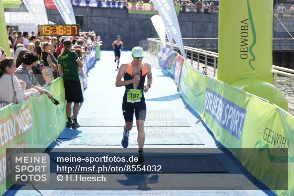 10.08.2025 - GEWOBA Citytriathlon Bremen H.Heesch http://msf.ph/oto/8554032 10.08.2025 15:16:41 Ziel 4, 75, 197 meine-sportfotos.de