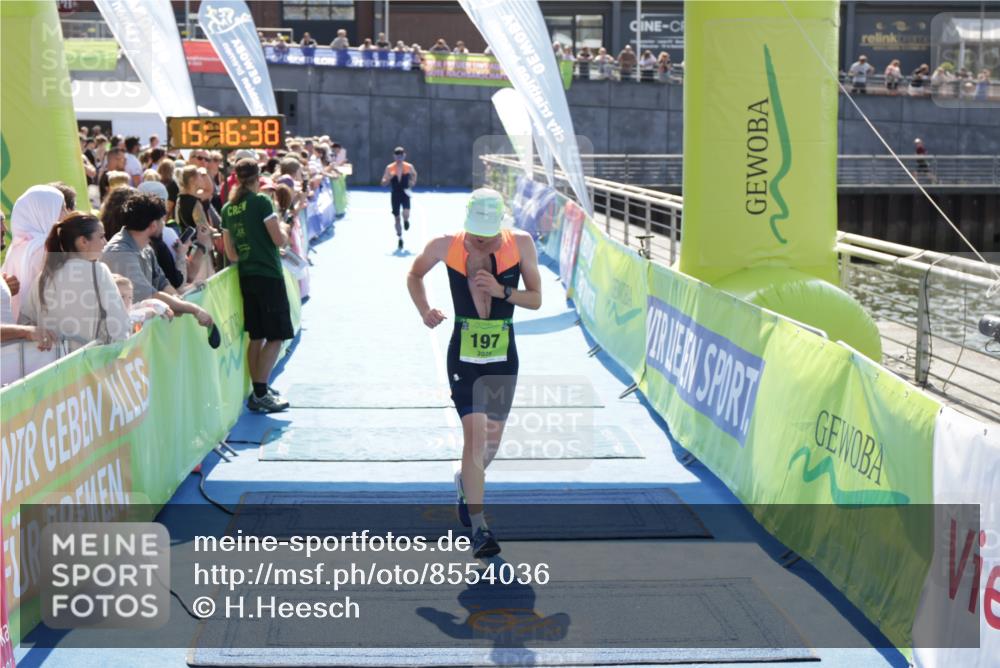 10.08.2025 - GEWOBA Citytriathlon Bremen H.Heesch http://msf.ph/oto/8554036 10.08.2025 15:16:42 Ziel 4, 75, 197 meine-sportfotos.de