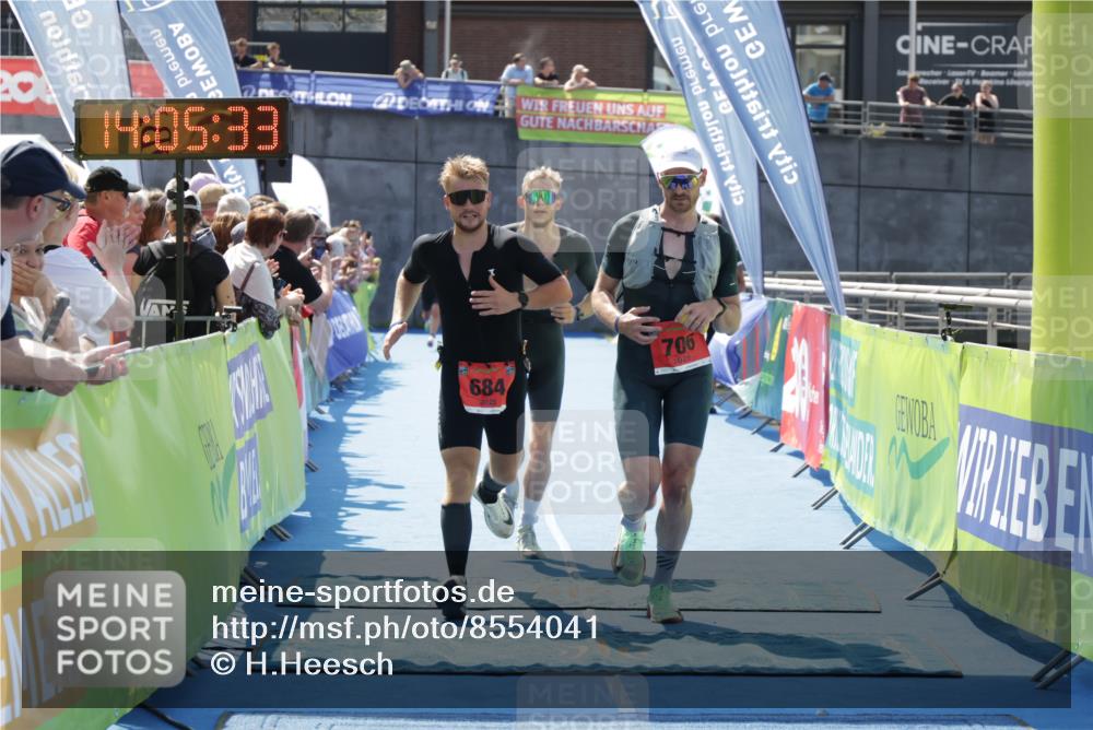 10.08.2025 - GEWOBA Citytriathlon Bremen H.Heesch http://msf.ph/oto/8554041 10.08.2025 14:05:37 Ziel 628, 684, 706 meine-sportfotos.de
