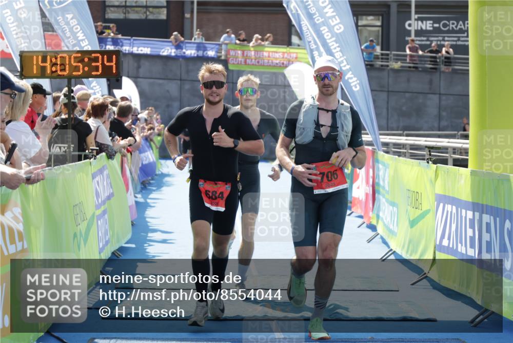 10.08.2025 - GEWOBA Citytriathlon Bremen H.Heesch http://msf.ph/oto/8554044 10.08.2025 14:05:38 Ziel 628, 684, 706 meine-sportfotos.de