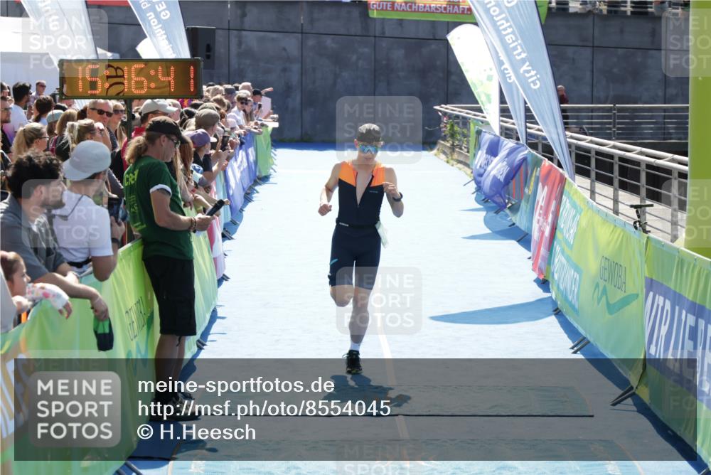 10.08.2025 - GEWOBA Citytriathlon Bremen H.Heesch http://msf.ph/oto/8554045 10.08.2025 15:16:44 Ziel 4, 75, 197 meine-sportfotos.de