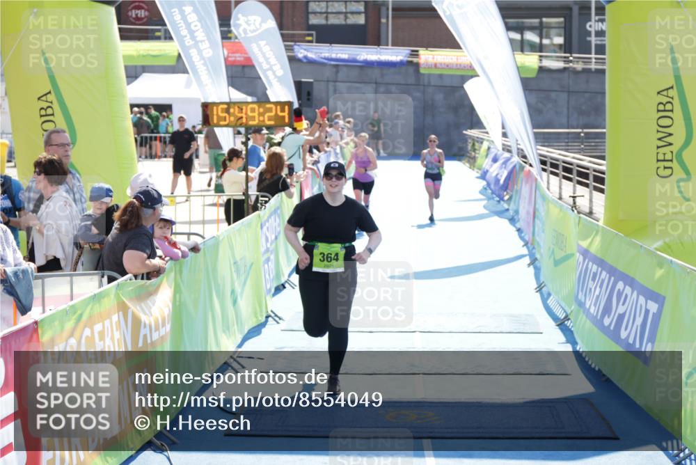 10.08.2025 - GEWOBA Citytriathlon Bremen H.Heesch http://msf.ph/oto/8554049 10.08.2025 15:49:28 Ziel 6, 364, 476, 477 meine-sportfotos.de