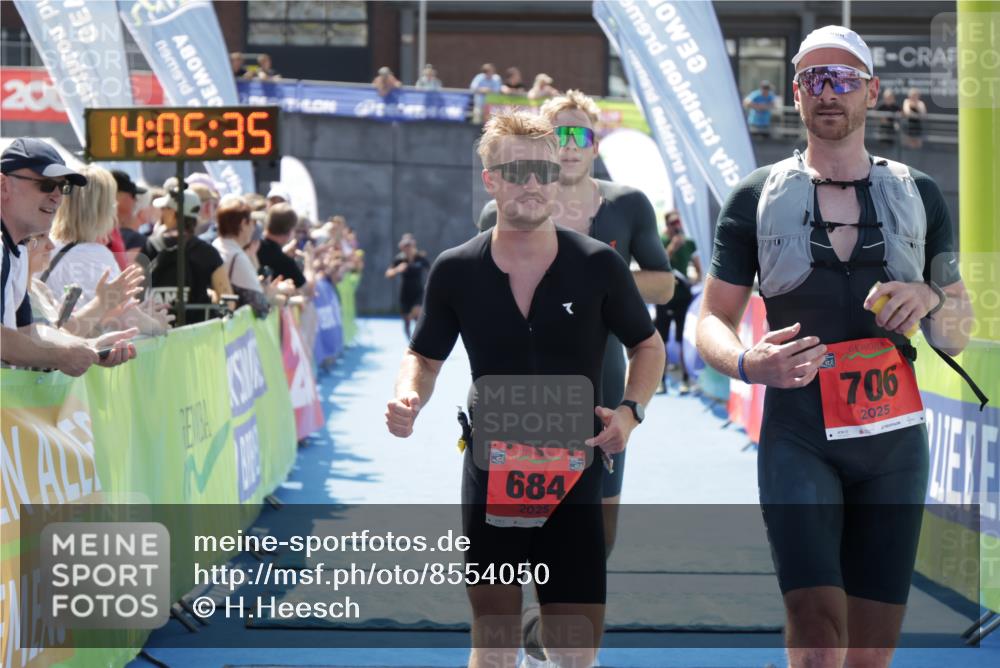 10.08.2025 - GEWOBA Citytriathlon Bremen H.Heesch http://msf.ph/oto/8554050 10.08.2025 14:05:39 Ziel 628, 684, 706, 973 meine-sportfotos.de
