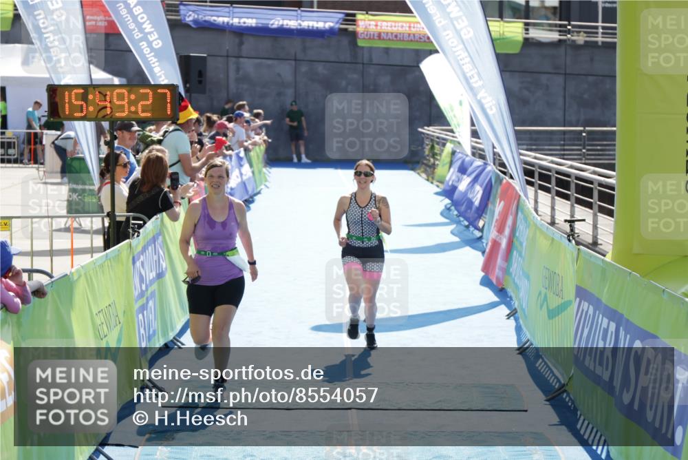 10.08.2025 - GEWOBA Citytriathlon Bremen H.Heesch http://msf.ph/oto/8554057 10.08.2025 15:49:31 Ziel 6, 364, 476, 477 meine-sportfotos.de