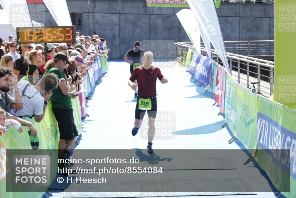 10.08.2025 - GEWOBA Citytriathlon Bremen H.Heesch http://msf.ph/oto/8554084 10.08.2025 15:16:57 Ziel 113, 239 meine-sportfotos.de