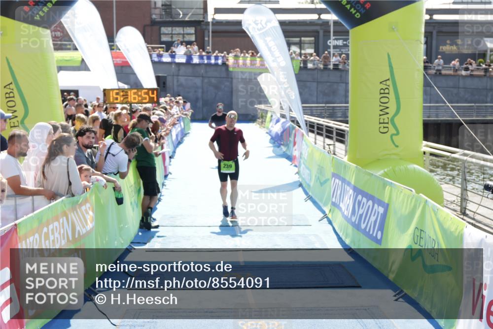 10.08.2025 - GEWOBA Citytriathlon Bremen H.Heesch http://msf.ph/oto/8554091 10.08.2025 15:16:58 Ziel 113, 239 meine-sportfotos.de