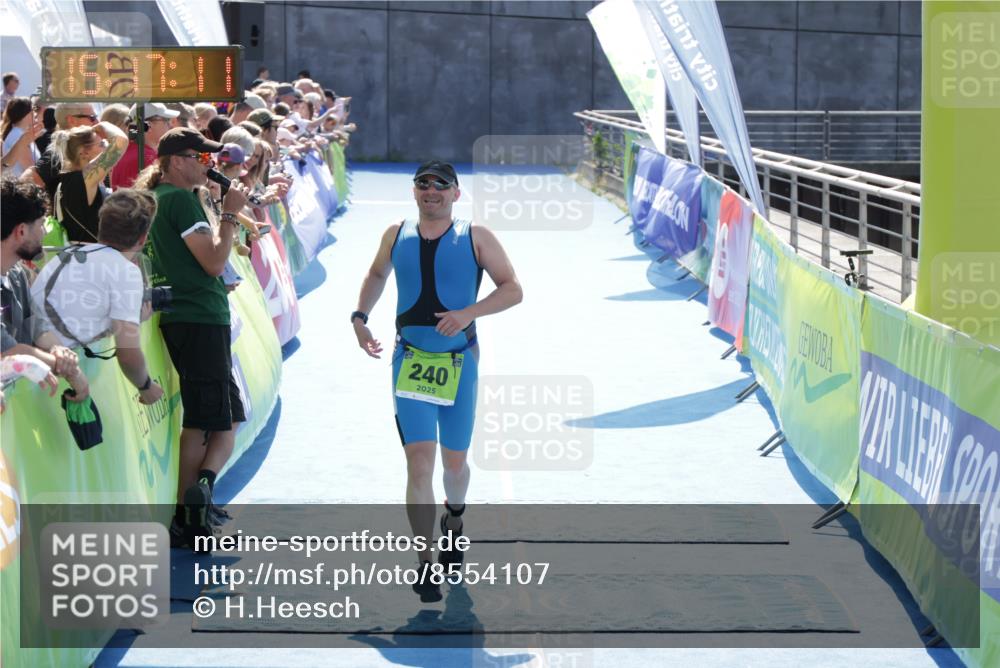 10.08.2025 - GEWOBA Citytriathlon Bremen H.Heesch http://msf.ph/oto/8554107 10.08.2025 15:17:15 Ziel 240 meine-sportfotos.de
