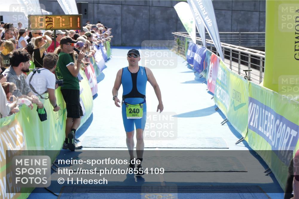10.08.2025 - GEWOBA Citytriathlon Bremen H.Heesch http://msf.ph/oto/8554109 10.08.2025 15:17:15 Ziel 240 meine-sportfotos.de