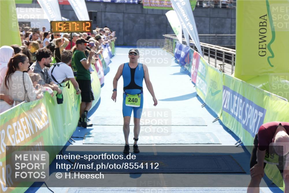 10.08.2025 - GEWOBA Citytriathlon Bremen H.Heesch http://msf.ph/oto/8554112 10.08.2025 15:17:16 Ziel 240 meine-sportfotos.de