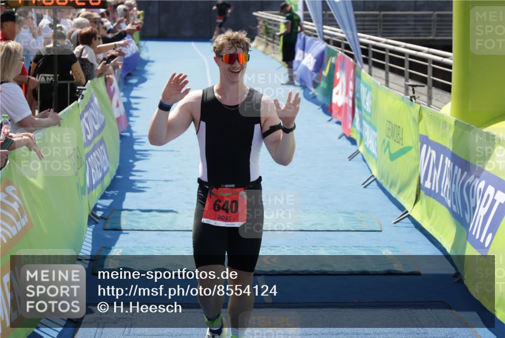 10.08.2025 - GEWOBA Citytriathlon Bremen H.Heesch http://msf.ph/oto/8554124 10.08.2025 14:06:30 Ziel 605, 640 meine-sportfotos.de