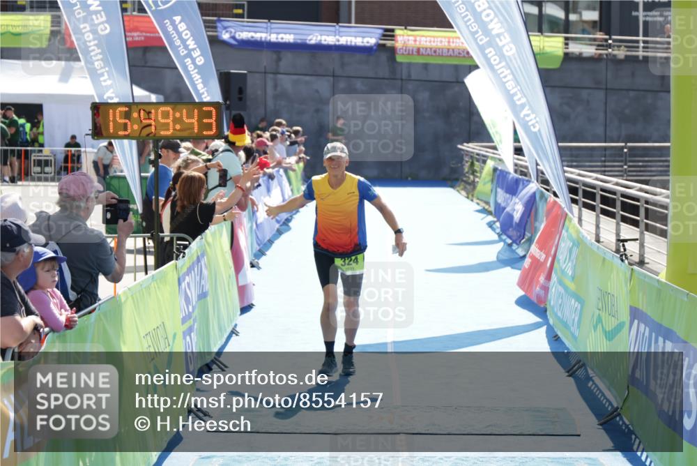 10.08.2025 - GEWOBA Citytriathlon Bremen H.Heesch http://msf.ph/oto/8554157 10.08.2025 15:49:48 Ziel 324 meine-sportfotos.de