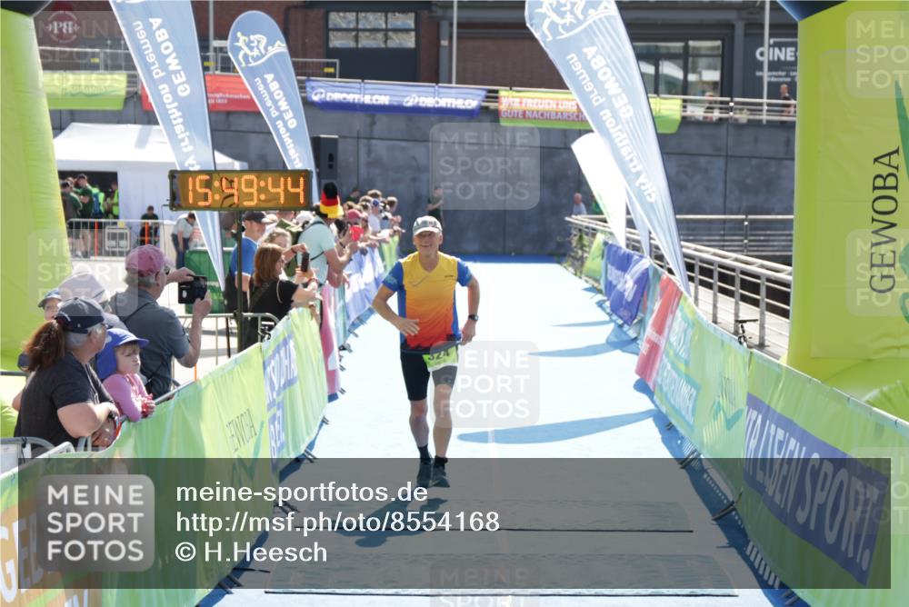 10.08.2025 - GEWOBA Citytriathlon Bremen H.Heesch http://msf.ph/oto/8554168 10.08.2025 15:49:48 Ziel 324 meine-sportfotos.de