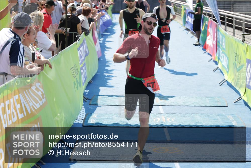 10.08.2025 - GEWOBA Citytriathlon Bremen H.Heesch http://msf.ph/oto/8554171 10.08.2025 14:07:09 Ziel 606, 677, 812 meine-sportfotos.de