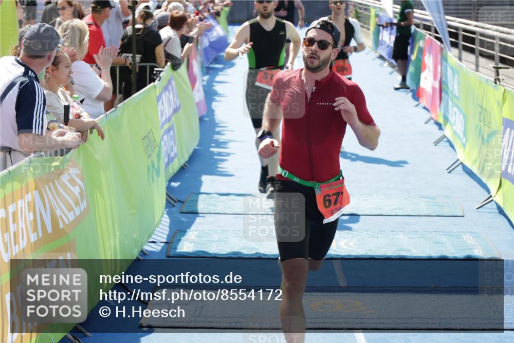 10.08.2025 - GEWOBA Citytriathlon Bremen H.Heesch http://msf.ph/oto/8554172 10.08.2025 14:07:10 Ziel 606, 677, 812 meine-sportfotos.de