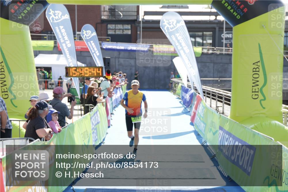 10.08.2025 - GEWOBA Citytriathlon Bremen H.Heesch http://msf.ph/oto/8554173 10.08.2025 15:49:48 Ziel 324 meine-sportfotos.de