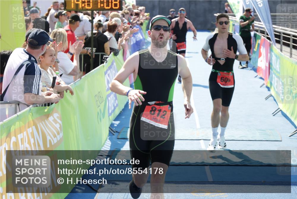 10.08.2025 - GEWOBA Citytriathlon Bremen H.Heesch http://msf.ph/oto/8554178 10.08.2025 14:07:11 Ziel 606, 677, 812 meine-sportfotos.de