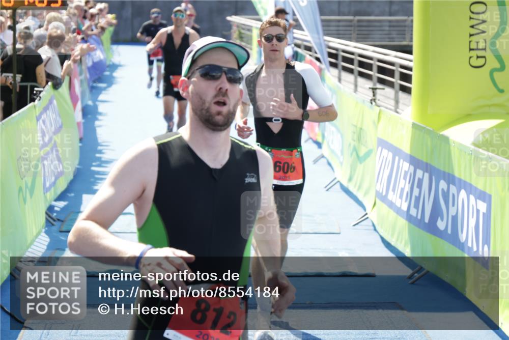 10.08.2025 - GEWOBA Citytriathlon Bremen H.Heesch http://msf.ph/oto/8554184 10.08.2025 14:07:12 Ziel 606, 677, 812, 867 meine-sportfotos.de