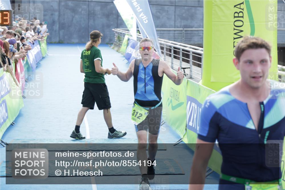 10.08.2025 - GEWOBA Citytriathlon Bremen H.Heesch http://msf.ph/oto/8554194 10.08.2025 15:17:47 Ziel 31, 312 meine-sportfotos.de