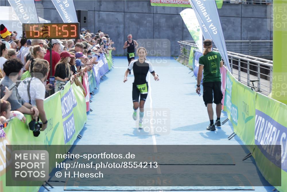 10.08.2025 - GEWOBA Citytriathlon Bremen H.Heesch http://msf.ph/oto/8554213 10.08.2025 15:17:57 Ziel 235, 446 meine-sportfotos.de