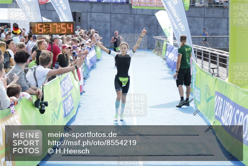 10.08.2025 - GEWOBA Citytriathlon Bremen H.Heesch http://msf.ph/oto/8554219 10.08.2025 15:17:58 Ziel 235, 446 meine-sportfotos.de
