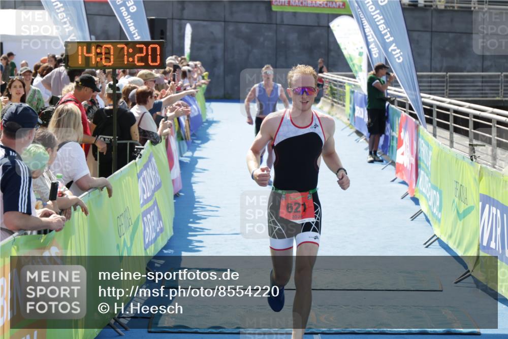 10.08.2025 - GEWOBA Citytriathlon Bremen H.Heesch http://msf.ph/oto/8554220 10.08.2025 14:07:23 Ziel 621, 727, 837, 867, 898 meine-sportfotos.de
