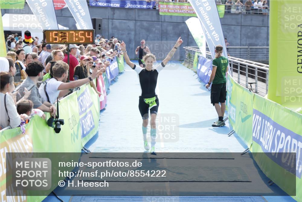 10.08.2025 - GEWOBA Citytriathlon Bremen H.Heesch http://msf.ph/oto/8554222 10.08.2025 15:17:58 Ziel 235, 446 meine-sportfotos.de