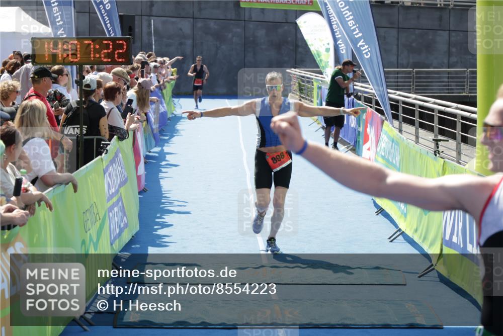 10.08.2025 - GEWOBA Citytriathlon Bremen H.Heesch http://msf.ph/oto/8554223 10.08.2025 14:07:26 Ziel 621, 727, 837, 898 meine-sportfotos.de