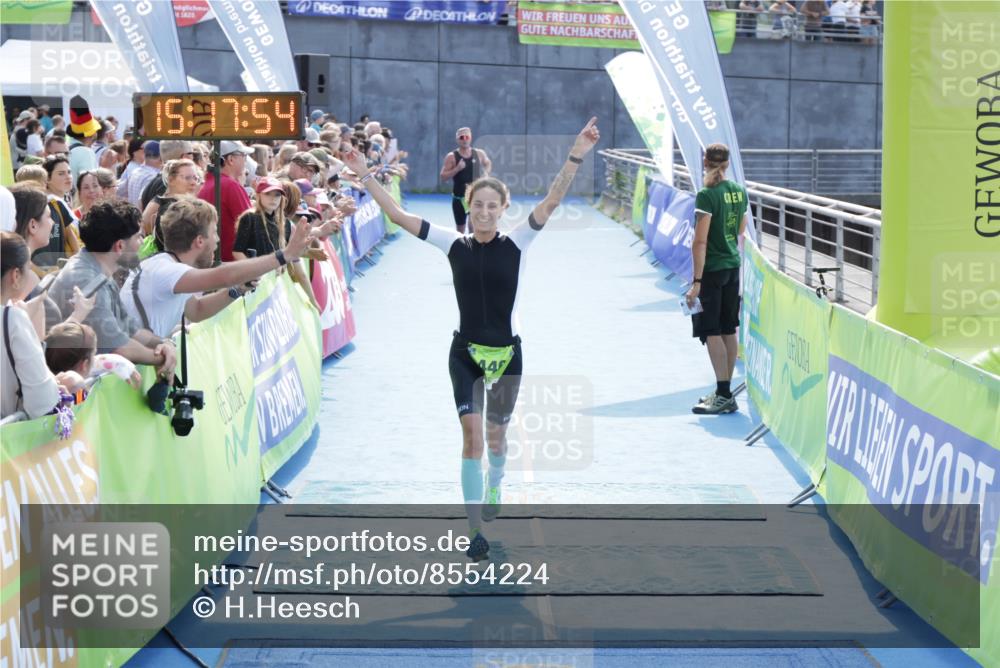 10.08.2025 - GEWOBA Citytriathlon Bremen H.Heesch http://msf.ph/oto/8554224 10.08.2025 15:17:58 Ziel 235, 446 meine-sportfotos.de