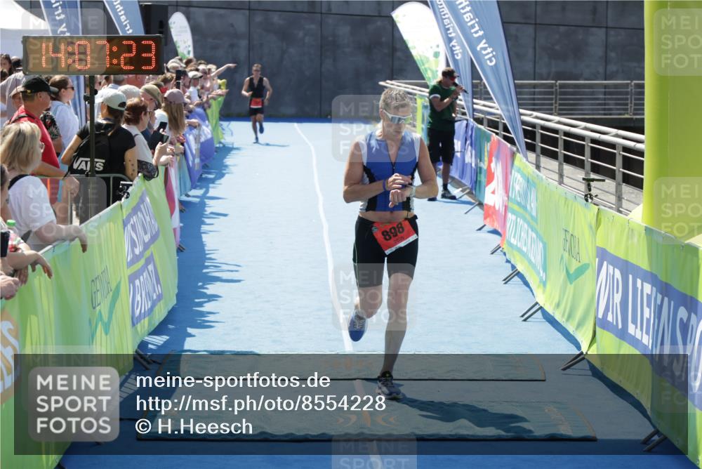 10.08.2025 - GEWOBA Citytriathlon Bremen H.Heesch http://msf.ph/oto/8554228 10.08.2025 14:07:26 Ziel 621, 727, 837, 898 meine-sportfotos.de