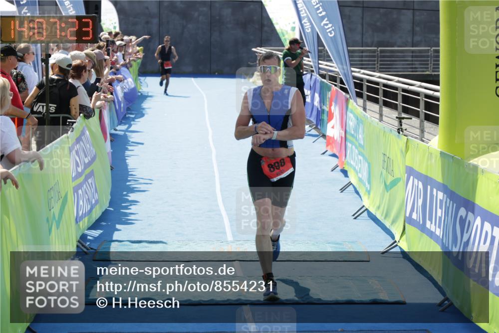 10.08.2025 - GEWOBA Citytriathlon Bremen H.Heesch http://msf.ph/oto/8554231 10.08.2025 14:07:27 Ziel 621, 898 meine-sportfotos.de
